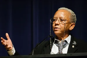 By Brett Weinstein - Flickr: Nikki Giovanni, CC BY-SA 2.0,  : Nikki Giovanni