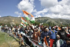 Yasir Iqbal : Congress supporters gathered in Duroo Shahabad, Anantnag as Rahul Gandhi and Farooq Abdullah launched their joint campaign