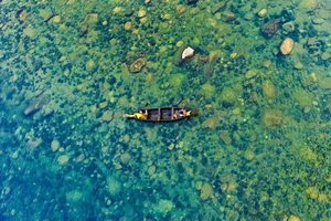 Shutterstock : An aerial view of a fishing boat on Umngot