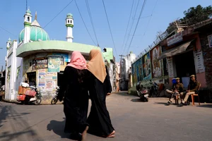 Photo: Tribhuvan Tiwari  : Police outside the Sambhal mosque 