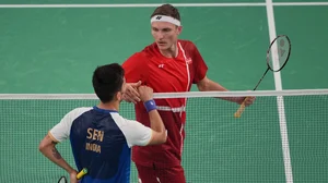 Kin Cheung : Denmark's Viktor Axelsen, right, celebrates after defeating India's Lakshya Sen during their men's singles badminton semifinal match at the 2024 Summer Olympics, Sunday, Aug. 4, 2024, in Paris, France.