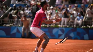 Louise Delmotte/AP : Novak Djokovic celebrates after winning the Olympic gold