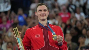 Dita Alangkara/AP : Viktor Axelsen celebrates his gold medal at Paris Olympic Games 2024