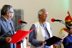 AP photo : Bangladesh's figurehead President Mohammed Shahabuddin administers the oath of office to Nobel laureate Muhammad Yunus