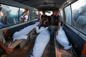 (AP Photo/Abdel Kareem Hana) : Mourners transport the bodies of their relatives killed in the Israeli bombardment of the Gaza Strip