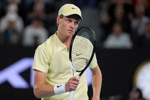 AP Photo/Asanka Brendon Ratnayake : Jannik Sinner of Italy reacts during his quarterfinal match against Alex de Minaur of Australia at the Australian Open tennis championship in Melbourne, Australia, Wednesday, Jan. 22, 2025. 