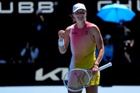 | Photo: AP/Vincent Thian : Australian Open Tennis quarterfinal: Iga Swiatek celebrates after defeating Emma Navarro 