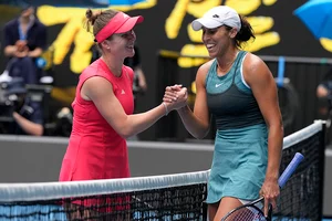 | Photo: AP/Manish Swarup : Australian Open Tennis quarterfinal: Madison Keys is congratulated by Elina Svitolina