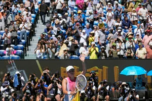 | Photo: AP/Asanka Brendon Ratnayake : Australian Open 2025: Iga Swiatek celebrates after defeating Emma Navarro 