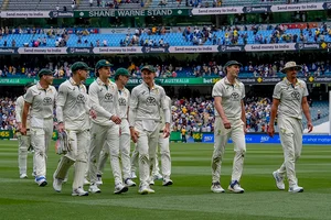 | Photo: AP/Asanka Brendon Ratnayake : India Vs Australia, 4th Test Day 2: Australian players walk off the field on the end of play 