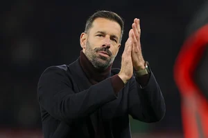 | Photo: AP/Ian Hodgson : EPL 2024-25: Manchester United's head coach Ruud van Nistelrooy applauds after match against Chelsea