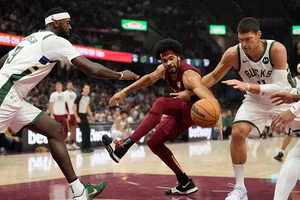 | Photo: AP/Sue Ogrocki : Cleveland Cavaliers vs Milwaukee Bucks