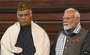 PTI : Congress chief Mallikarjun Kharge(left) with PM Narendra Modi(right) |