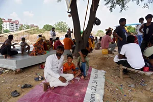 Mayank Makhija/Outlook : Residents of Gadia Lohar seek refuge under a tree at the partially demolished site of Gurugram's well-known Banjara Market