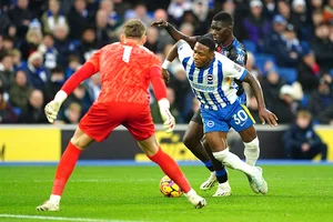 | Photo: Zac Goodwin/PA via AP : EPL 2024-25: Crystal Palace's Ismaila Sarr and Brighton and Hove Albion's Pervis Estupinan, right, vie for the ball 