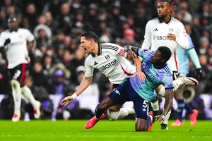 | Photo: AP/Dave Shopland : EPL 2024-25, FUL vs ARS: Fulham's Sasa Lukic challenges for the ball with Arsenal's Thomas Partey