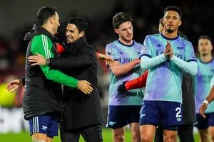 | Photo: AP/Kirsty Wigglesworth : EPL 2024-25: Arsenal's manager Mikel Arteta celebrates with teammates