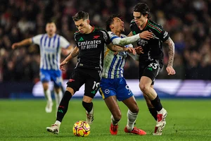 | Photo: AP/Ian Walton : EPL 2024-25: Brighton's Joao Pedro, centre, is tackled by Arsenal's Leandro Trossard