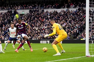 | Photo: John Walton/PA via AP : EPL 2024-25: Newcastle United's Alexander Isak score a goal