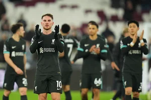 | Photo: AP/Kirsty Wigglesworth : EPL 2024-25: Liverpool's Alexis Mac Allister and teammates celebrate after their win