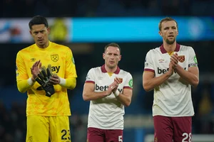 | Photo: AP/Ian Hodgson : EPL 2024-25: Players of West Ham react to loosing