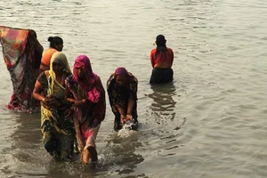 Makar Sakranti: Pilgrims Take Holy Dip At Gangasagar Amid Covid-19 Scare