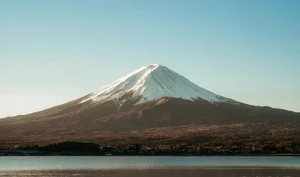 X/@LAMag : Snowcapped Mount Fuji in Japan 