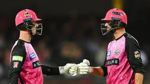 X/ @BBL : Sydney Sixers win by eight wickets.