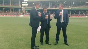 Sunil Gavaskar (C) and Shane Warne (R) during one of their commentary duties in 2015. 