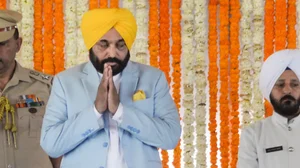 AAP leader Bhagwant Mann with Punjab Governor Banwarilal Purohit during his oath-taking ceremony.