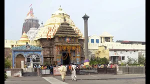 Puri Jagannath Temple with the Arun Stambha in front