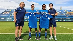 India’s Soumya Guguloth and Jyoti Chouhan are being presented with ZNK Dinamo Zagreb jerseys.