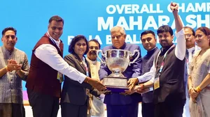 Vice-President Jagdeep Dhankhar (C) hands the trophy to Maharashtra at the National Games 2023. 