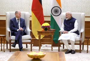 X : Prime Minister Narendra Modi (right) with German Chancellor Olaf Scholz |