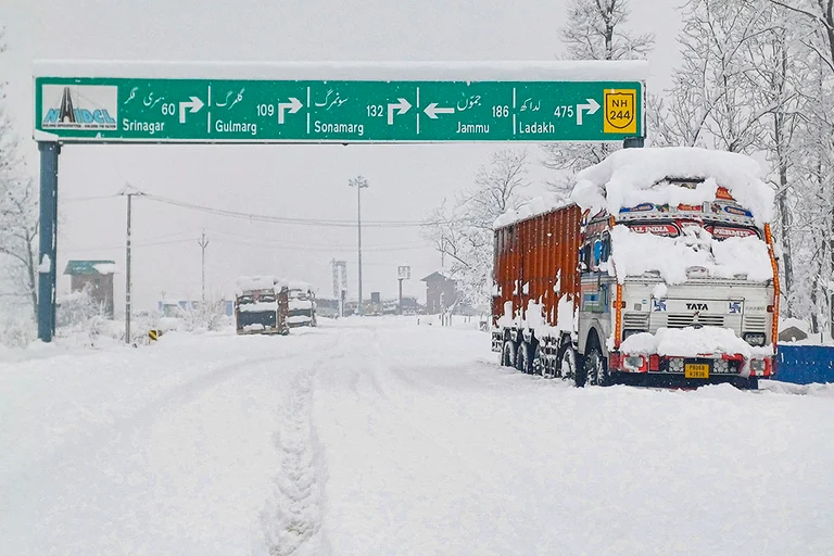 Weather: Heavy snowfall in Anantang - | Photo: PTI