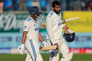 | Photo: AP/Ashwini Bhatia : India vs England 5th Test, Day 2