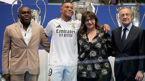 | Photo: AP/Andrea Comas : Kylian Mbappe poses with his parents and Florentino Perez