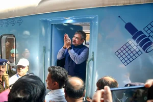 PTI : The Lok Sabha passed the Railways (Amendment) Bill, 2024 amid allegations of privatisation by the Opposition parties, which Union Minister Ashwini Vaishnaw dismissed as a "fake narrative."