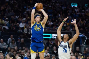 | Photo: AP/Benjamin Fanjoy : NBA 2024-25: Warriors guard Brandin Podziemski (2) shoots over Dallas Mavericks guard