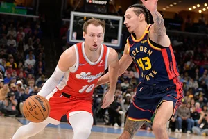 | Photo: AP/Brandon Dill : NBA: Grizzlies guard Luke Kennard (10) drives against Warriors forward Lindy Waters III