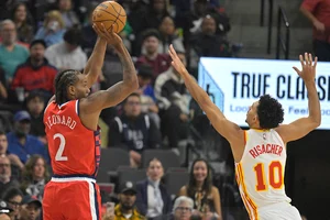 | Photo: AP/Jayne-Kamin-Oncea : NBA 2024-25: Clippers forward Kawhi Leonard, left, is defended by Hawks forward Zaccharie Risacher 