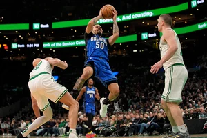 | Photo: AP/Robert F. Bukaty : NBA 2024-25: Magic's Cole Anthony (50) goes up against Celtics' Jordan Walsh