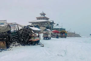 | Photo: PTI : Weather: Snowfall in Shopian