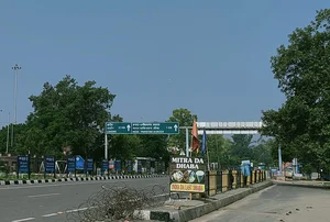 Syed Ayan Mojib - Outlook India : A glimpse of the Grand Trunk Road connecting India and Pakistan at the Attari-Wagah border in Amritsar, Punjab.