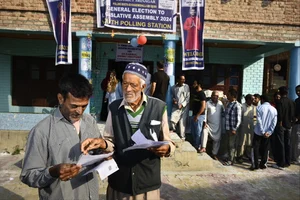 Yasir Iqbal : Que outside polling booth of Zadibal constituency, Kashmir for legislative assembly election 2024  