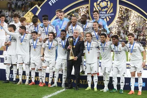 | Photo: AP/Hussein Sayed : Intercontinental Cup 2024: Real Madrid's players pose with the trophy