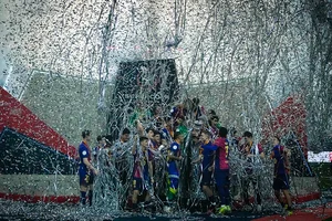 | Photo: AP/Altaf Qadri : Spanish Super Cup 2025 Final: Barcelona players celebrate with their team's trophy