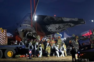 | Photo: AP/Ahn Young-joon : South Korea plane crash