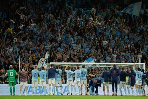 | Photo: AP/Lalo R. Villar : La Liga: Celta's players greets fans after match between Celta Vigo and Barcelona