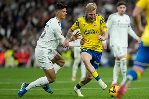 | Photo: AP/Bernat Armangue : La Liga 2024-25: Chema and Oli McBurie battle for the ball 